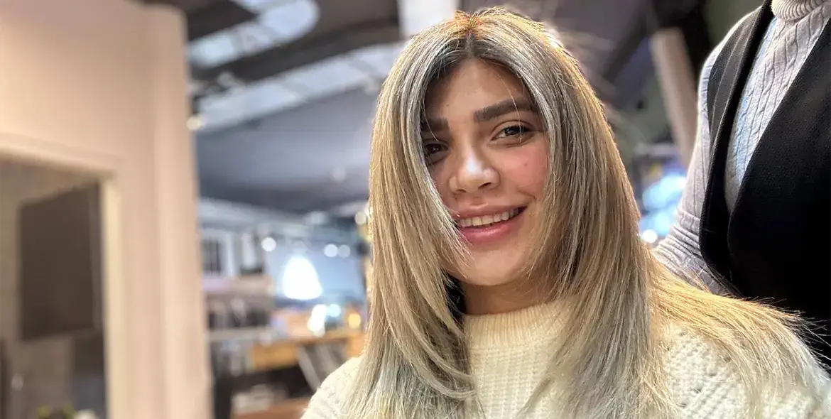 Eine Kundin die sich im Friseursalon Friseur in Istanbul die Haare blond gefarbt hat